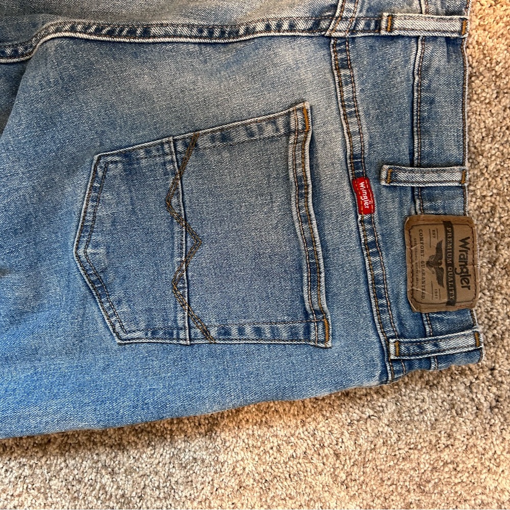 Wrangler Slim Straight Medium Wash Jeans. 36 x 32. Classic denim. - Picture 9 of 14